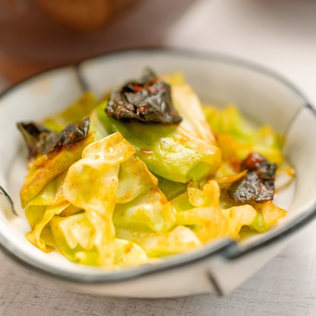 蒸しキャベツとえごまの葉の味噌漬け和え